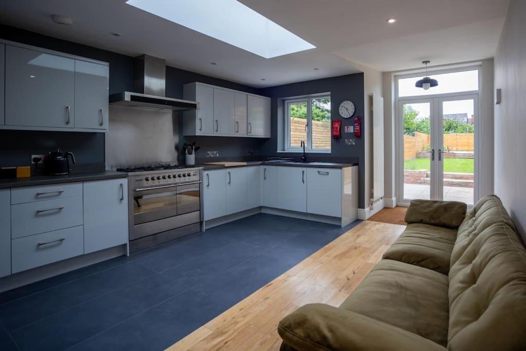 Hereford - Clifton Villa - Beautifully Presented House Located A Short Walk From City Centre - Sleeps 6 Guests - Perfect For Exploring Hereford - Hosted By Rentmyhouse Exterior photo