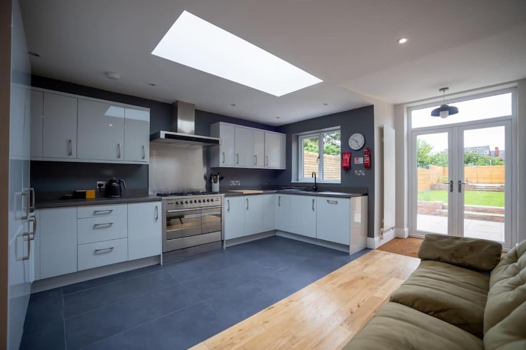 Hereford - Clifton Villa - Beautifully Presented House Located A Short Walk From City Centre - Sleeps 6 Guests - Perfect For Exploring Hereford - Hosted By Rentmyhouse Exterior photo